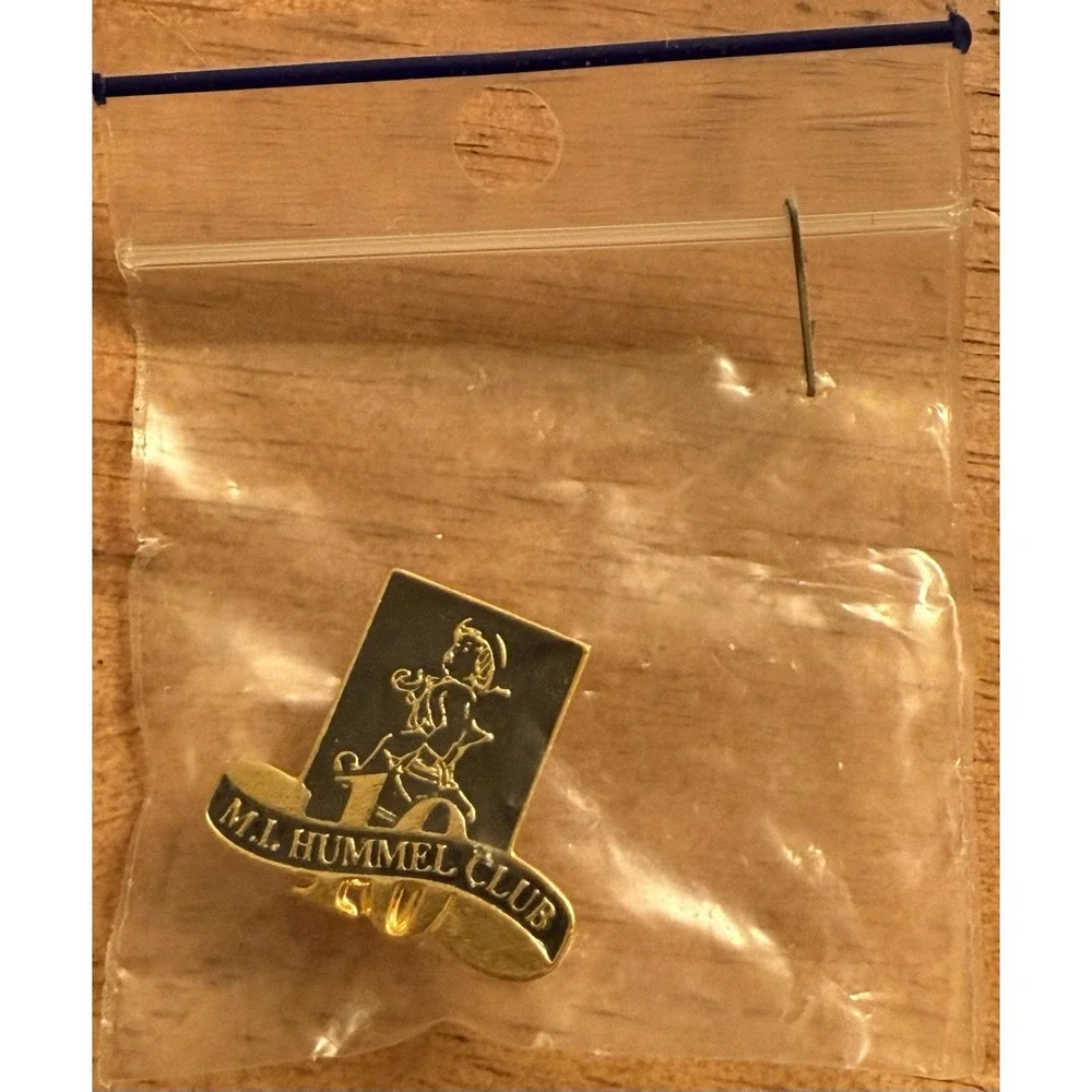 Vintage M.I. Hummel Club 10 Year Member Gold Tone Enamel‎ Lapel Pin